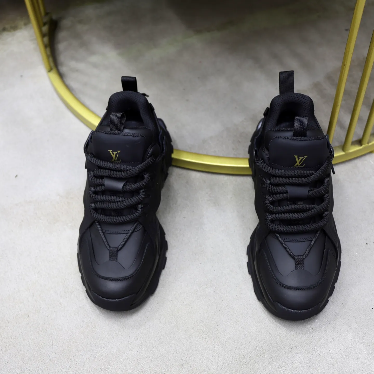 Ex-factory price: 600💰【LV】Louis Vuitton is a high-end brand of men's shoes, new model on the market, top luxury brand, the latest fashionable casual men's shoes, a trendy and versatile style, relaxed and sporty, with calfskin upper and ultra-fine workmanship. The original personalized fashionable rubber wear-resistant outsole is light and comfortable on the foot. Code number: 39-44 (45, 46 customized)